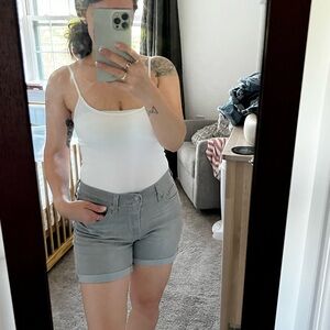 Levis | Grey MidRise Shorts